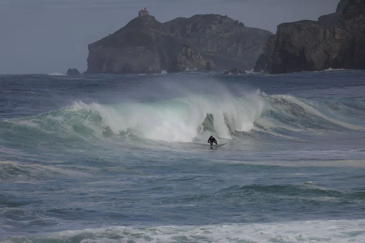Surf sur la Côte basque : 5 spots idéaux pour débuter en 2026